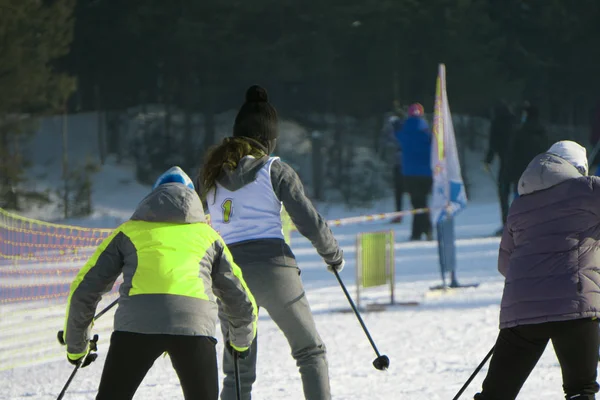 Skiërs afdalen vanaf de heuvel naar de skilift . — Stockfoto