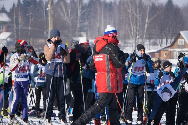 Russia Berezniki 11 marzo 2018: pista da sci all-Russian a novozhilovo per molti partecipanti . — Foto Stock