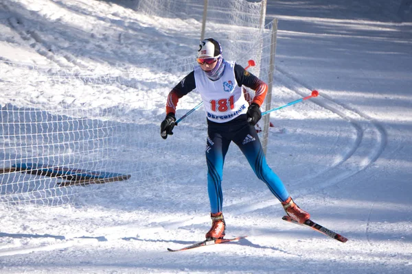 Rusland Berezniki, 11 maart 2018: skiër aan het hoofd van een groep van deelnemers in de ski-kampioenschap — Stockfoto