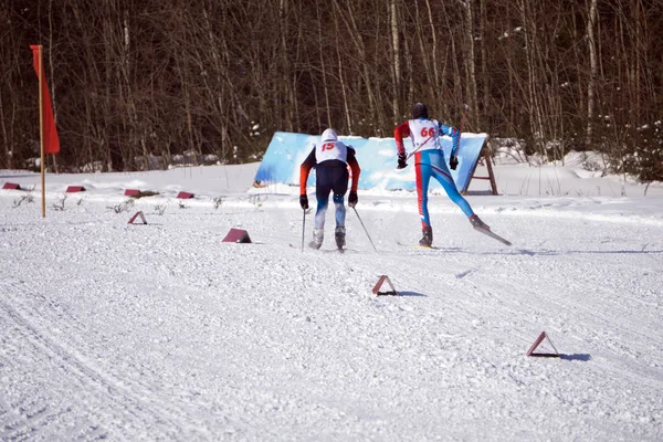 Hagyományos tömeg síelés versenyeken a résztvevők befejezni . — Stock Fotó