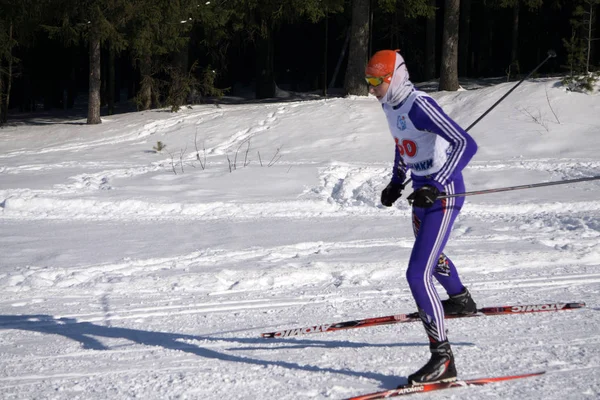 En kvinna längdskidåkning i den vintriga skogen - Ryssland Berezniki 11 mars 2018 — Stockfoto