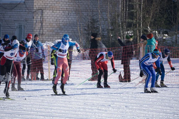 Россия Березники 11 марта 2018 года: мужской марафон в зимнем Олимпийском центре страны . — стоковое фото