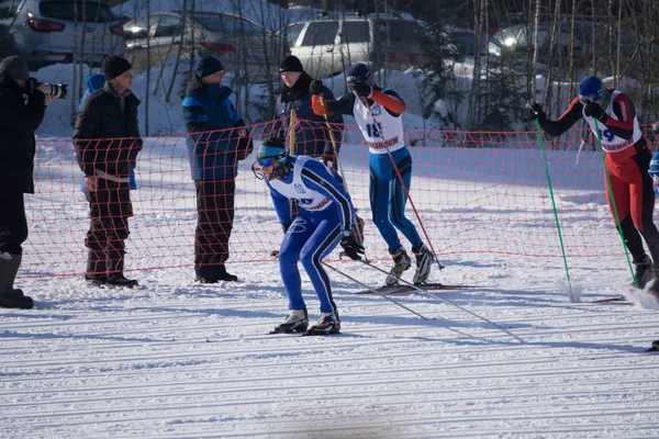 Хрест країна лижні гонки фокус у центрі зображення - Березники Росії 11 березня 2018 — стокове фото