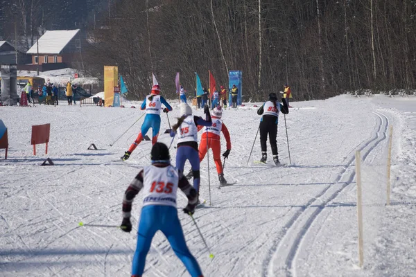 Rússia Berezniki Março 11, 2018: esquiadores para uma caminhada na maratona corrida em massa de pessoas  . — Fotografia de Stock