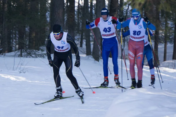 Rússia Berezniki 11 Março 2018: campeonato de esqui-atleta estilo livre masculino em esqui cross-country  . — Fotografia de Stock
