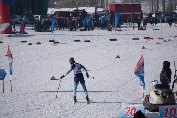 Muži běh na lyžích před zimní krajina - Rusko Berezniki 11 března 2018 . — Stock fotografie