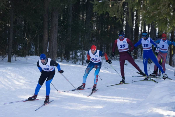 Rusia Berezniki marzo 11, 2018: atletas-esquiadores profesionales corriendo sobre esquís  . — Foto de Stock