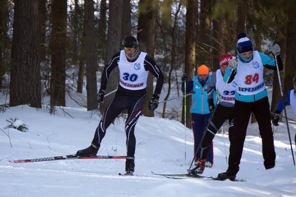 Competições no esqui. Maratona de esqui. -Rússia Berezniki 11 Março 2018  . — Fotografia de Stock