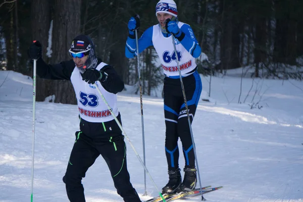 Brusle v bílé zimní les. Originální sportovní fotografie, zimní hry Rusko Berezniki 11 března 2018 . — Stock fotografie