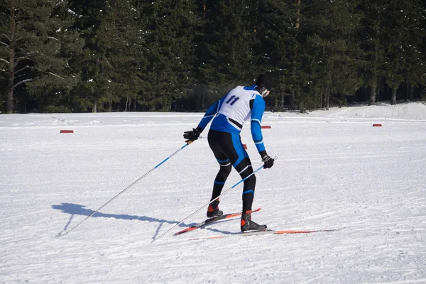 Vid målgång passerar linje under damernas slalom den första etappen . — Stockfoto