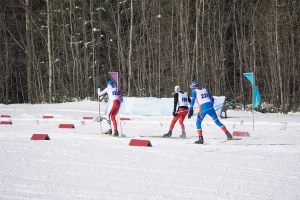 Minősítő kezdődik, a síelők a elején a tömeg a férfiak versenyt 15 km . — Stock Fotó