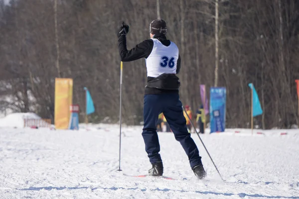 Ziel der Skifahrer ist es, so schnell und sicher wie möglich ins Ziel zu kommen. — Stockfoto