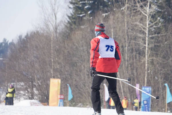 Narciarzy stojąc na narciarskiego stoku, patrząc na Mont Blanc w zimie. Mężczyzna i kobieta są sobie ubrania narciarskie jasne. — Zdjęcie stockowe