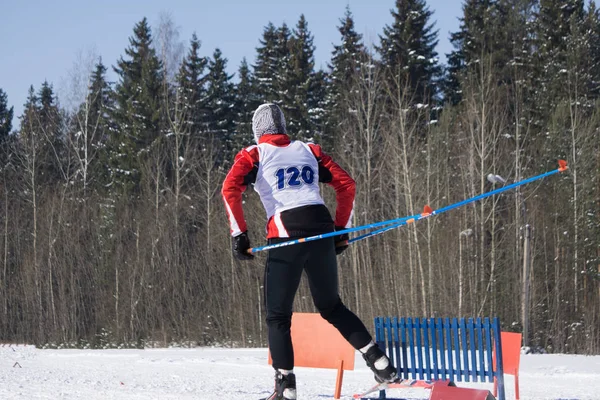 Personer kvalificerade stadier skidåkning i början av skidbacken på ski resort . — Stockfoto