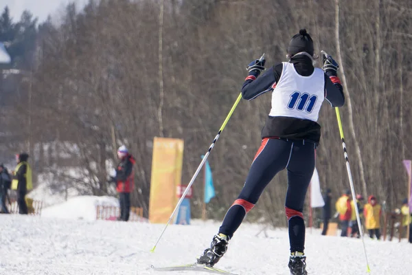 Competizione nella disciplina delle gare di sci, chiamata lo sprint in stile classico in inverno  . — Foto Stock