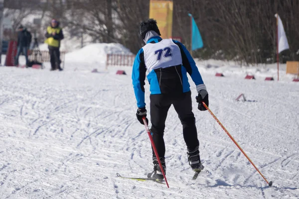 Primer plano de un atleta esquiador masculino durante la carrera Les classic style en el campeonato  . — Foto de Stock