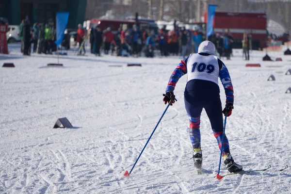 대회에서 우즈 클래식 스타일 경주에서 경주 하는 동안 작은 sportswoman 스키 . — 스톡 사진
