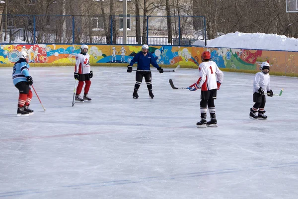Россия Березники 13 марта 2018 года: матч проходил в Западной хоккейной лиге WHL с участием воинов в лосиной челюсти на лезвиях  . — стоковое фото