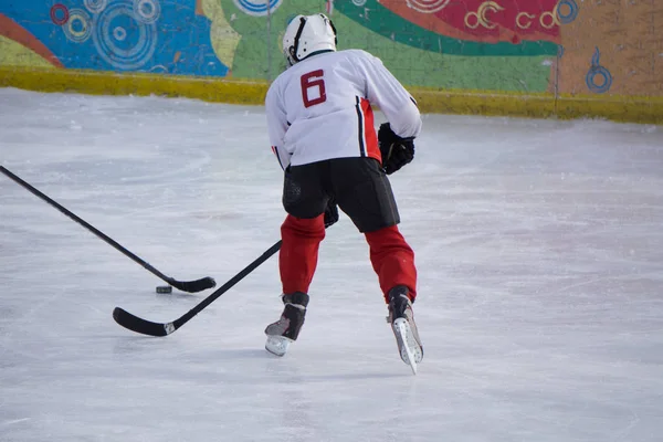 On Ice buz hokeyi oyuncusu. stadyum - kış klasik oyun açın. — Stok fotoğraf