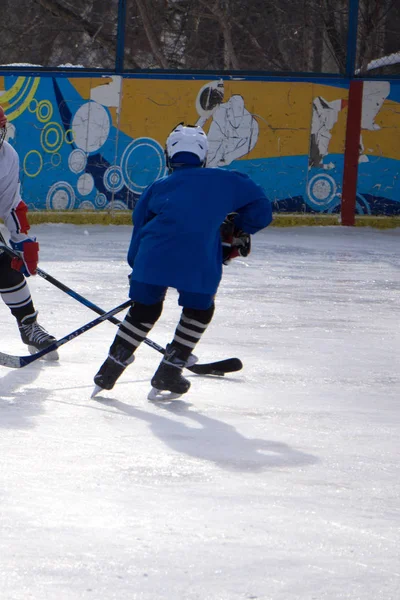 Jégkorong játékos bottal a jégen. — Stock Fotó