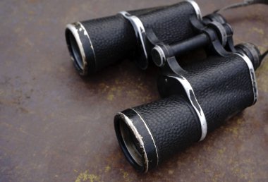 Paslı bir yüzey üzerinde siyah dürbün