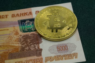 Bitcoin Rus banknotlar üzerinde. Portre, makro çekim