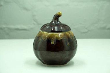 toprak kap, eski ahşap arka plan, rustik tarzı .