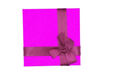 Pembe hediye beyaz izole pembe saten şerit yay ile mevcut sarılmış