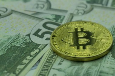 İşadamı almak para Smartphone, işadamı Holding Bitcoin izole bir sürü siyah arka plan, dijital para ve Bitcoine kavramı üzerine.