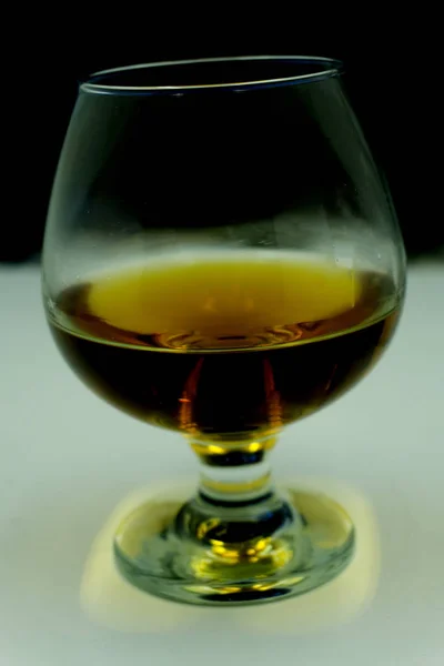 Verse alcohol coctail drinken op zwarte achtergrond — Stockfoto