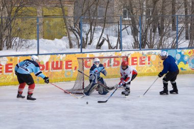 Rusya BEREZNIKI 13 Mart 2018: eylem hedef sopa ile tekme buz hokeyi oyuncusu .