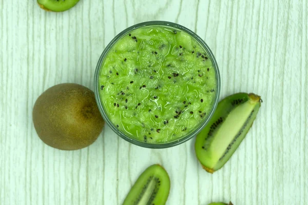 Hijau kiwi sehat buah tropis smoothie dengan pepaya dan pisang  . — Stok Foto