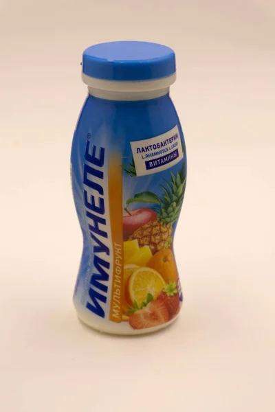 Flasche Joghurt imunele auf weiß-russland berezniki 5. März 2018 . — Stockfoto