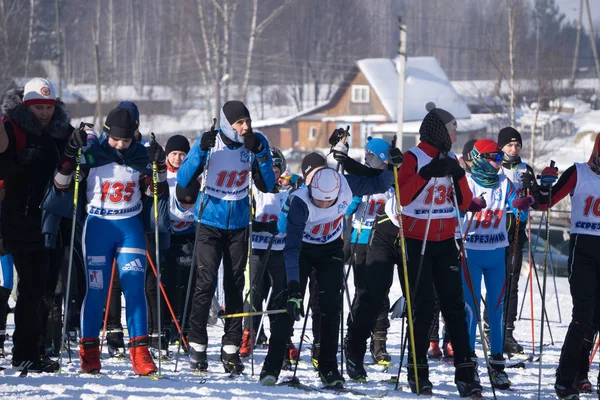 Esquiadores no início do campeonato turismo de esqui Copa-Rússia Berezniki Março 11, 2018  . — Fotografia de Stock