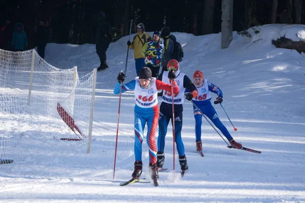 Russland berezniki 11. März 2018: die besten drei Skifahrer bei einem parallelen Stadtturnier in der Woche vor den Olympischen Spielen. die Podiumsplätze . — Stockfoto