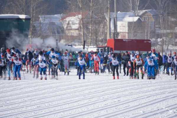 Соревнования по лыжным гонкам. Спортсмены стартуют перед гонкой - Россия-Березники 11 марта 2018 года  . — стоковое фото