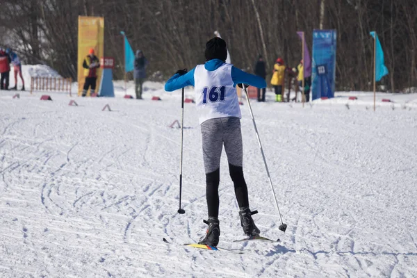 Biatlonistka lyžař na svahu během soutěže . — Stock fotografie