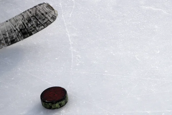 buz Hokey sopası beyaz bant ve puck ile .