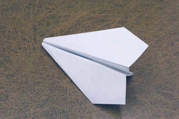 Studiové fotografie papírové letadlo izolované na bílém s ořezovou cestou . — Stock fotografie