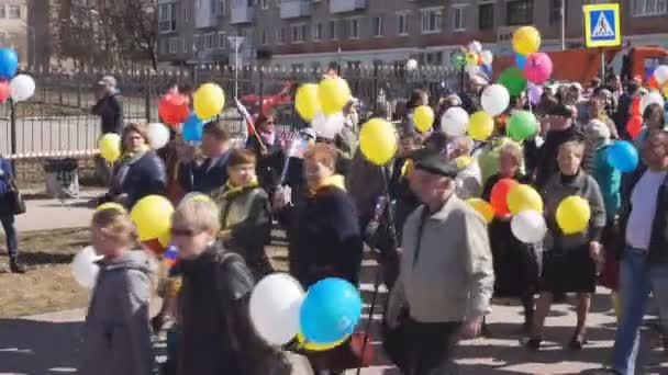 Kare Alayı Mayıs 2018 Topları Bayrakları Rusya Berezniki Insanların Üzerinde — Stok video