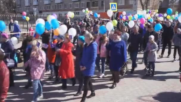 Rusia Berezniki Mayo 2018 Gente Alegre Caminando Por Plaza Con — Vídeo de stock
