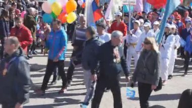 Rusya BEREZNIKI-Mayıs 1, 2018: mutlu insanlar bir sürü iyi eğlenceler şehir Park Mayıs günü kutlamaları sırasında yürüyüş .