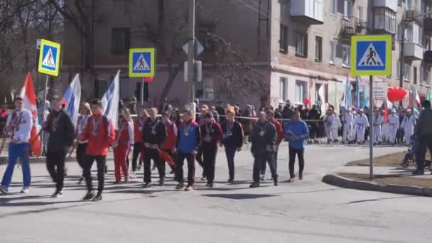 Eine Menge Junger Leute Geht Den Bällen Demonstrieren Russia Berezniki — Stockvideo