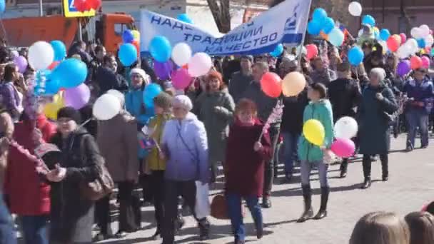 Berezniki 2018年5月1日 节日在街道 庆祝逐年游行沿城市大道 — 图库视频影像