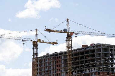 İnşaat alanı geçmişi. Vinç kaldırma ve yeni çok katlı binalar. Sonsuz özgeçmiş.