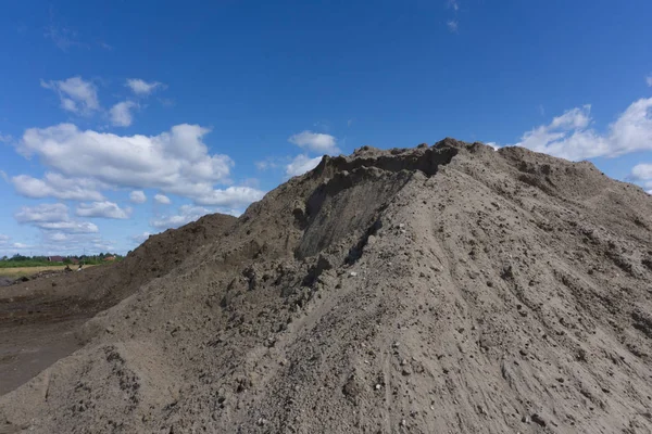 Grandes pilhas de areia de construção e cascalho usado para produção e construção de asfalto. Pedra calcária, pedras de mineração e pedras  . — Fotografia de Stock