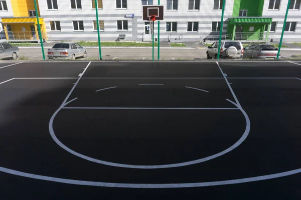 Lapangan basket dengan bola di atas latar belakang putih  . — Stok Foto