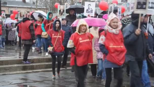 ロシア ベレズニキが 2018 不滅の連隊が戦勝記念日に行進 — ストック動画