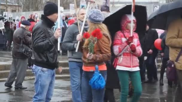 Uczestników Nieśmiertelną Pułku Wykonane Portrety Swoich Krewnych Którzy Brali Udział — Wideo stockowe