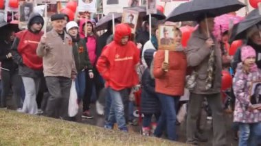 Rusya Berezniki 9 Mayıs 2018: sırasında katılımcıların büyük Vatanseverlik Savaşı katılan yakınları portreleri ile afiş taşınan ölümsüz alayı-a genel eylem, üyeler.